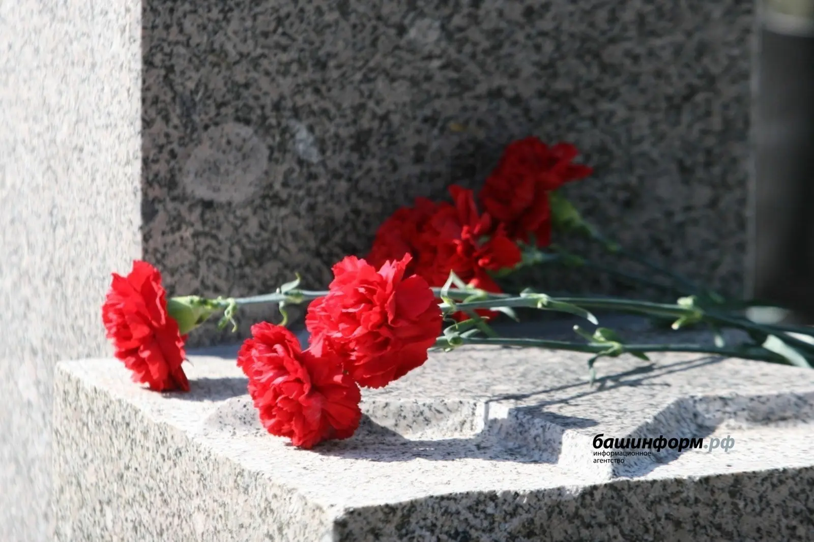 В Башкирии вандалы повредили памятники на кладбище